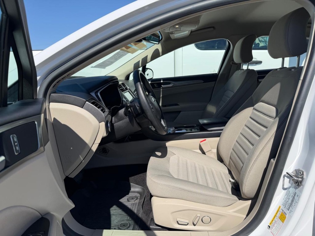 Ford Fusion Vehicle Full-screen Gallery Image 17