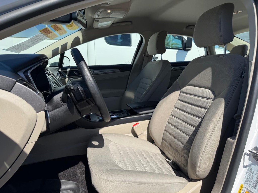 Ford Fusion Vehicle Full-screen Gallery Image 18