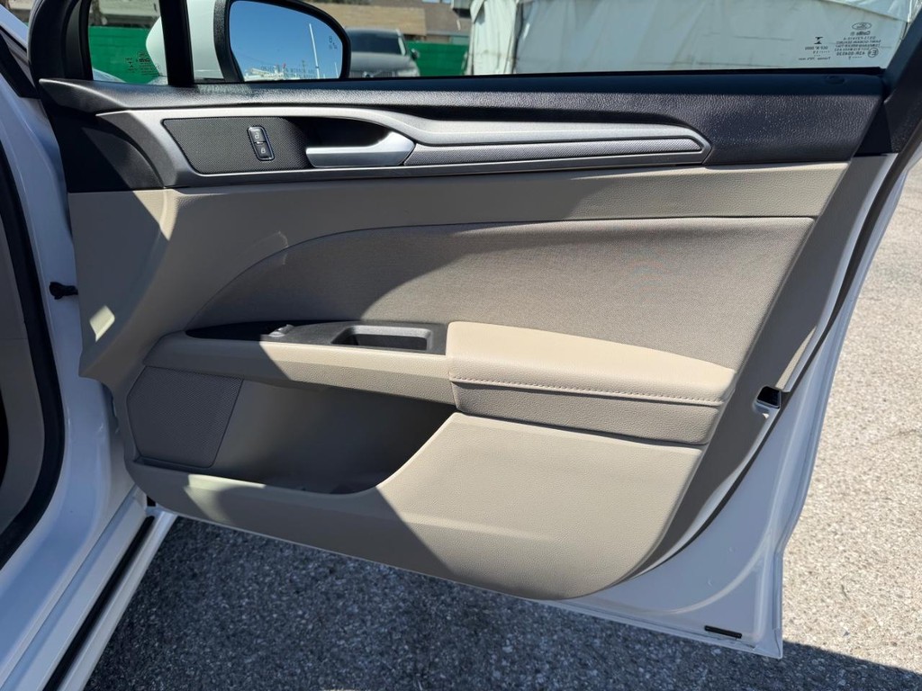 Ford Fusion Vehicle Full-screen Gallery Image 19