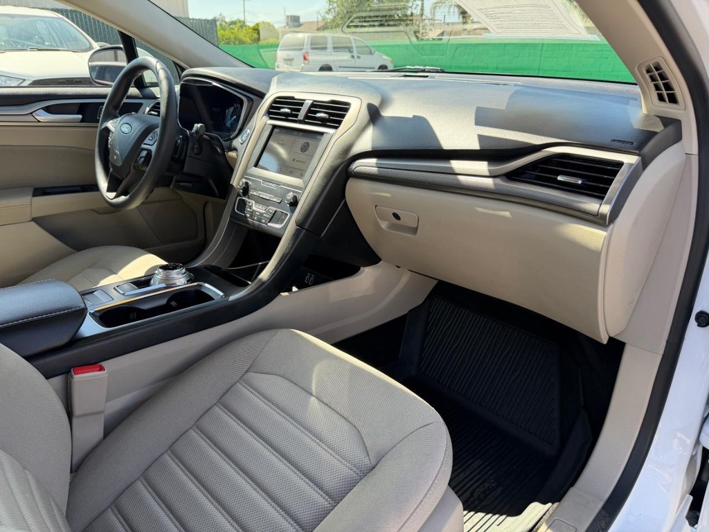 Ford Fusion Vehicle Full-screen Gallery Image 20