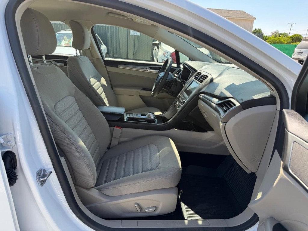 Ford Fusion Vehicle Full-screen Gallery Image 21