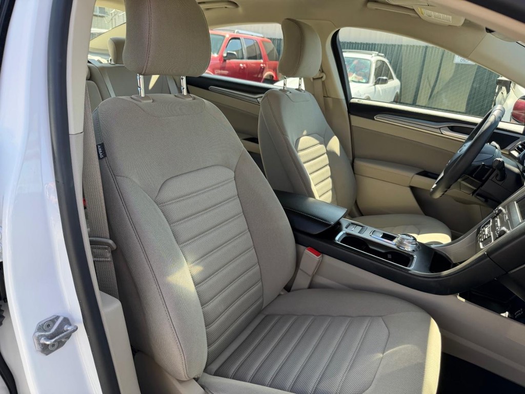 Ford Fusion Vehicle Full-screen Gallery Image 22