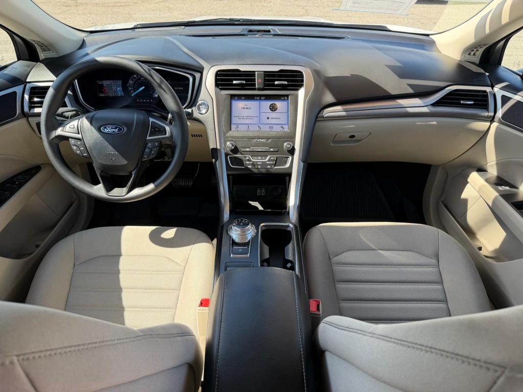 Ford Fusion Vehicle Full-screen Gallery Image 23
