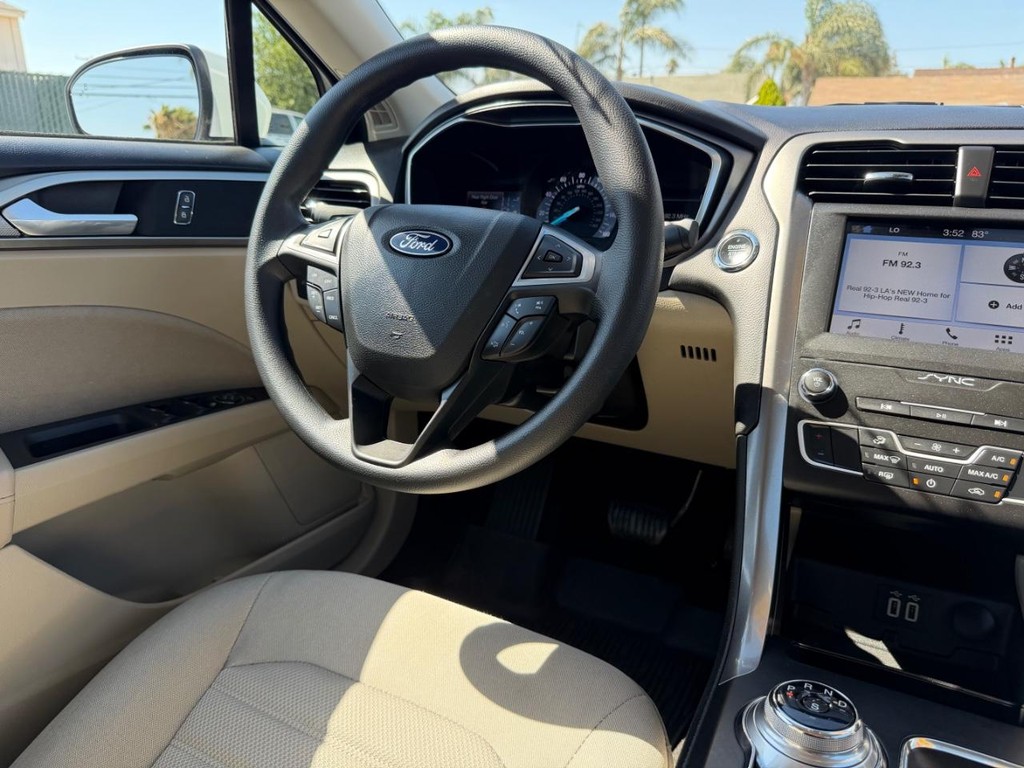 Ford Fusion Vehicle Full-screen Gallery Image 24