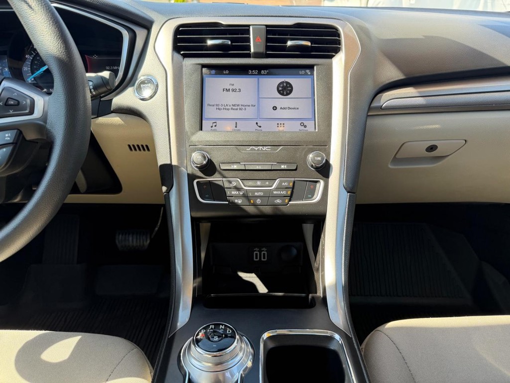 Ford Fusion Vehicle Full-screen Gallery Image 25