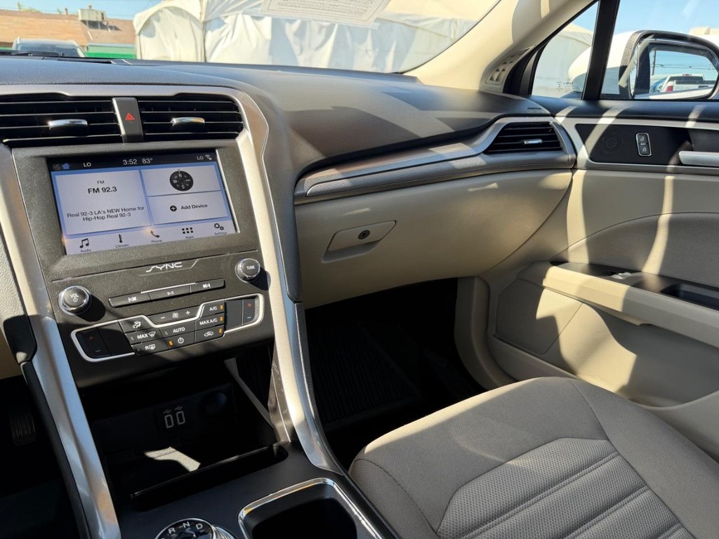 Ford Fusion Vehicle Full-screen Gallery Image 26