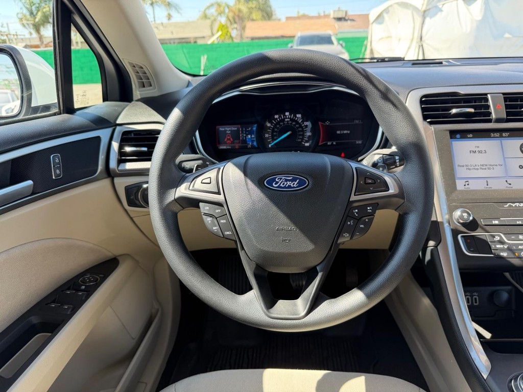 Ford Fusion Vehicle Full-screen Gallery Image 27