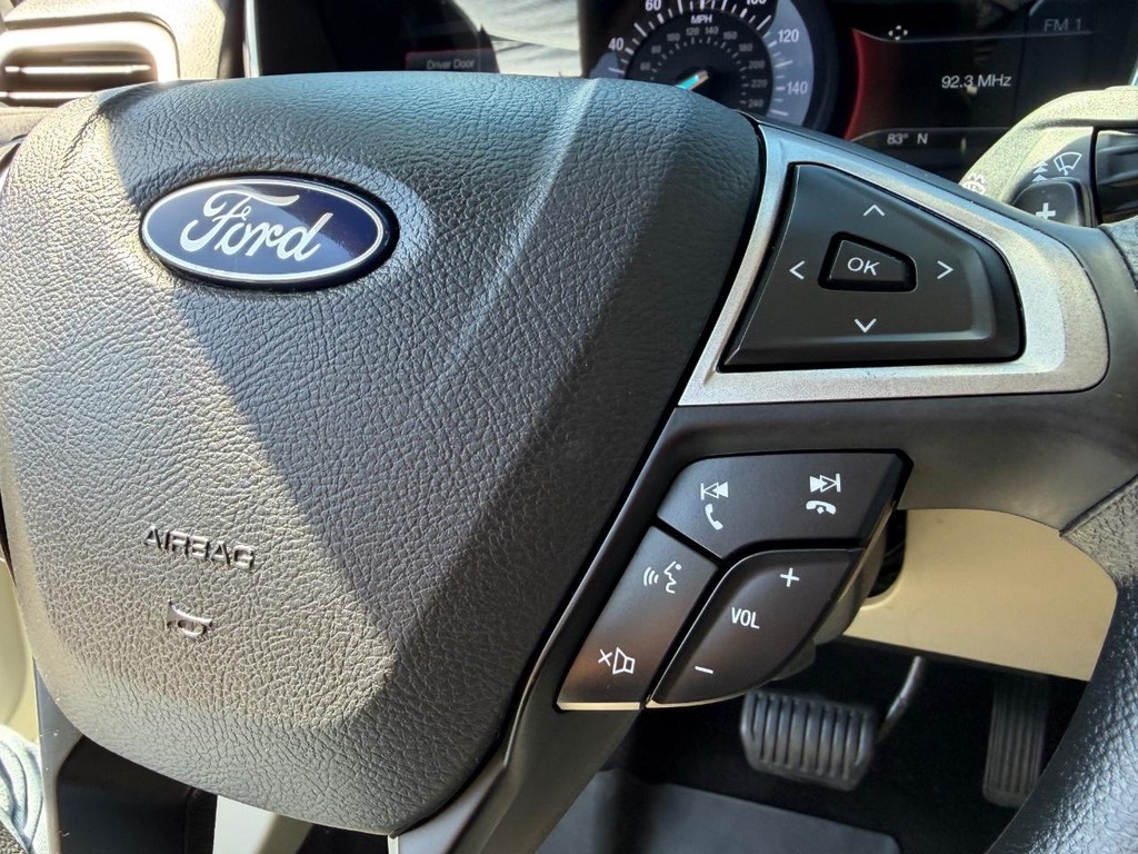 Ford Fusion Vehicle Full-screen Gallery Image 29