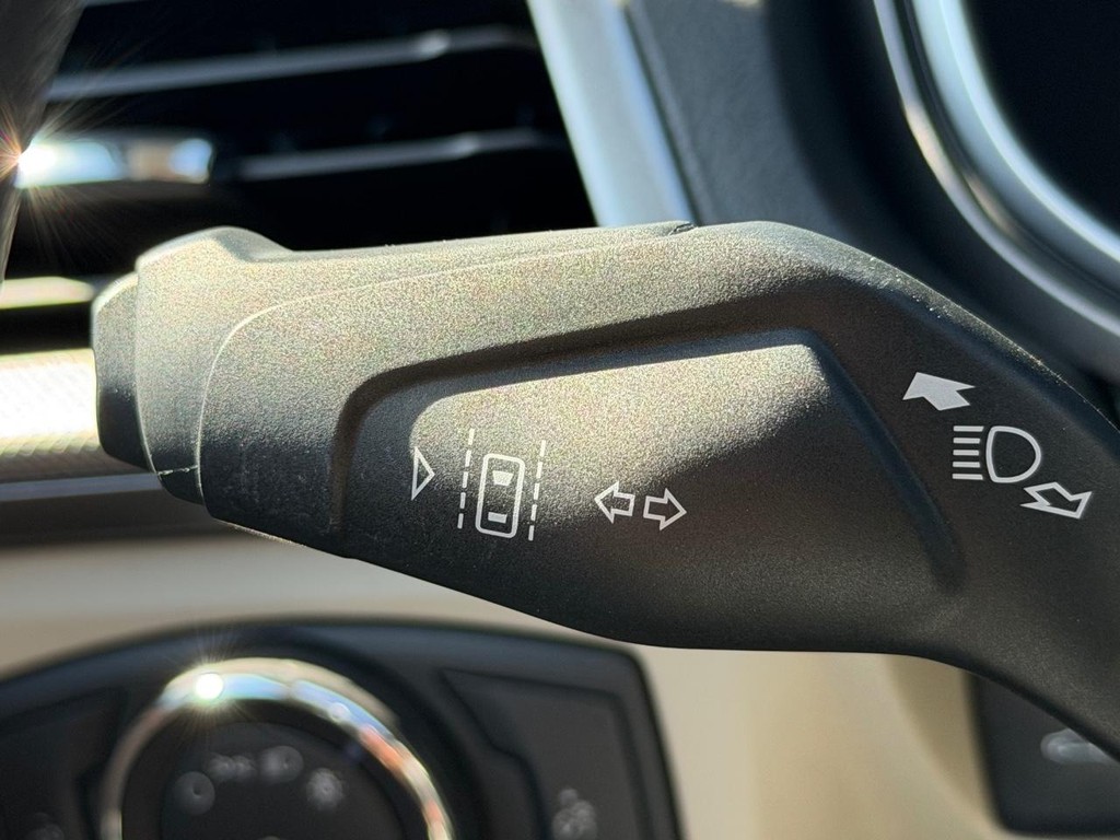 Ford Fusion Vehicle Full-screen Gallery Image 32