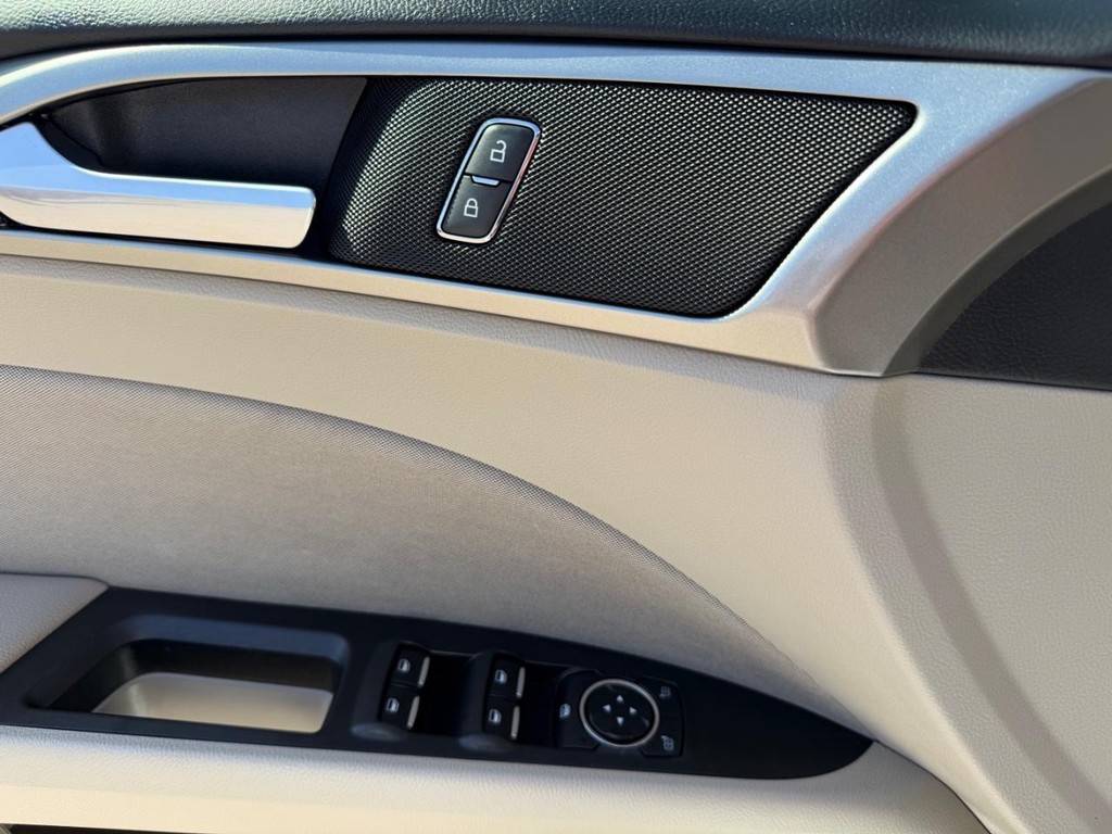Ford Fusion Vehicle Full-screen Gallery Image 33