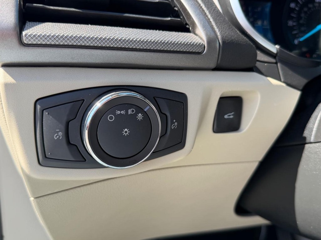 Ford Fusion Vehicle Full-screen Gallery Image 34