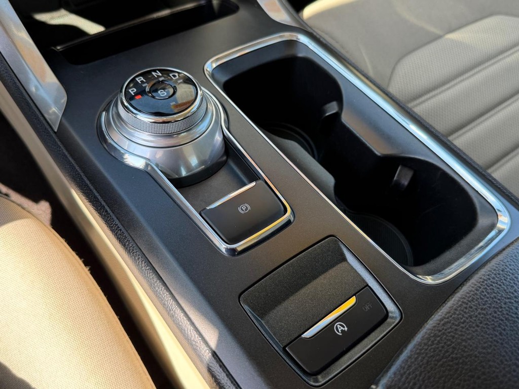 Ford Fusion Vehicle Full-screen Gallery Image 35