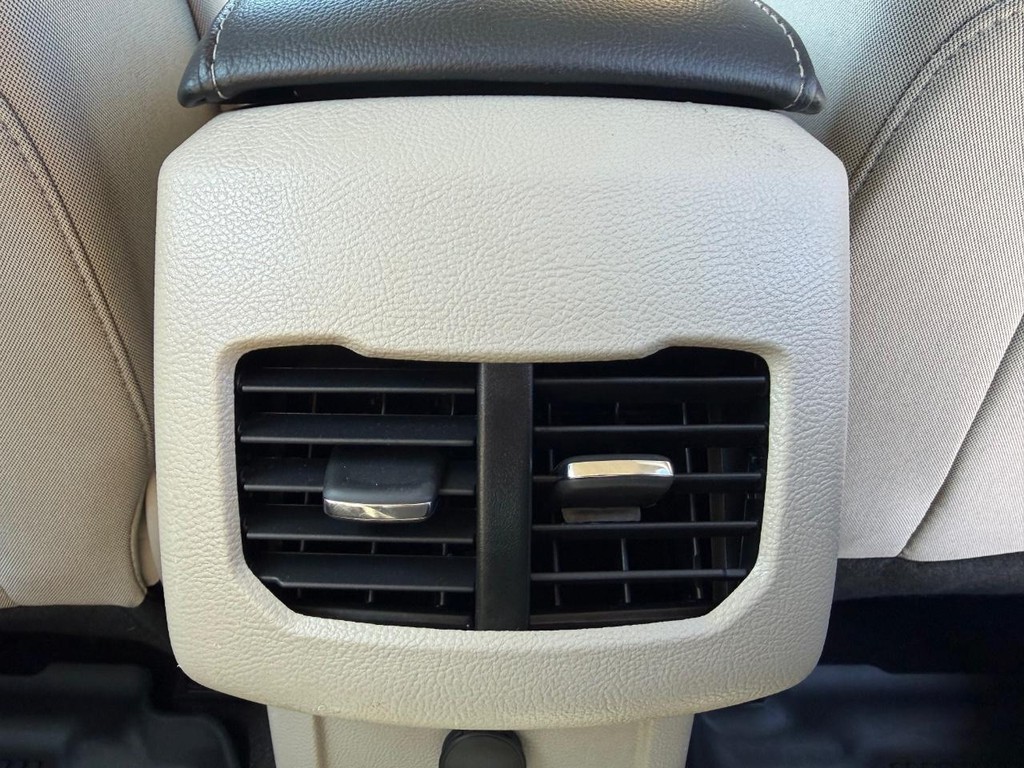 Ford Fusion Vehicle Full-screen Gallery Image 39