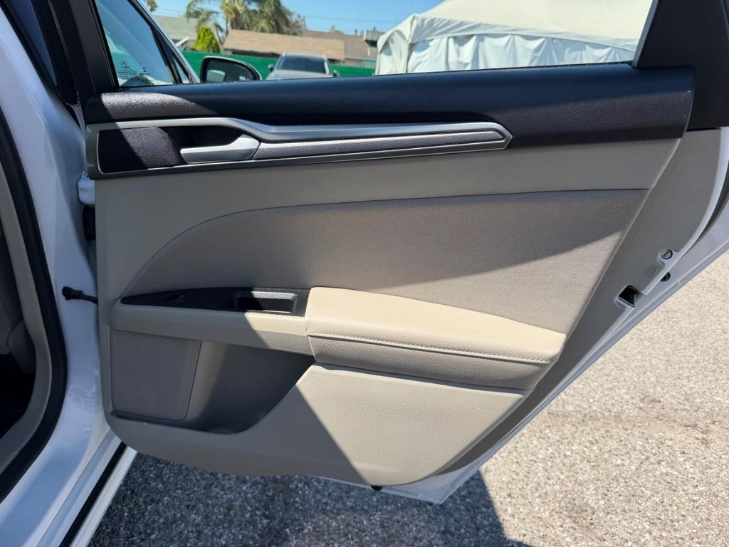 Ford Fusion Vehicle Full-screen Gallery Image 40