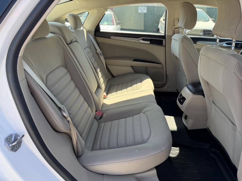 Ford Fusion Vehicle Full-screen Gallery Image 41