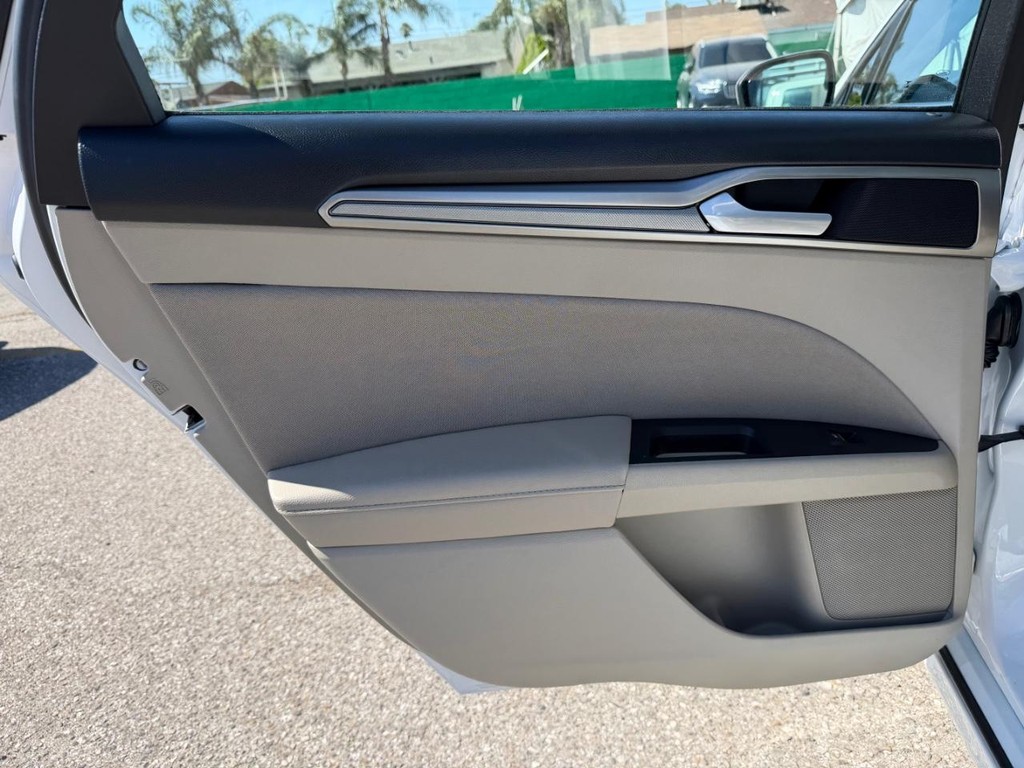 Ford Fusion Vehicle Full-screen Gallery Image 42