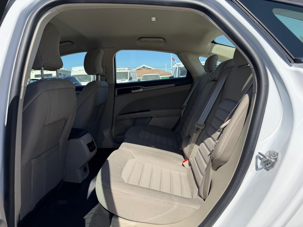 Ford Fusion Vehicle Full-screen Gallery Image 43