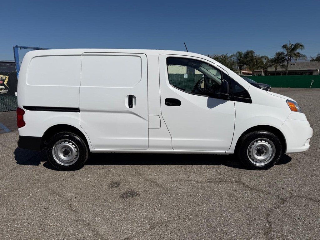 Nissan NV200 Vehicle Full-screen Gallery Image 06