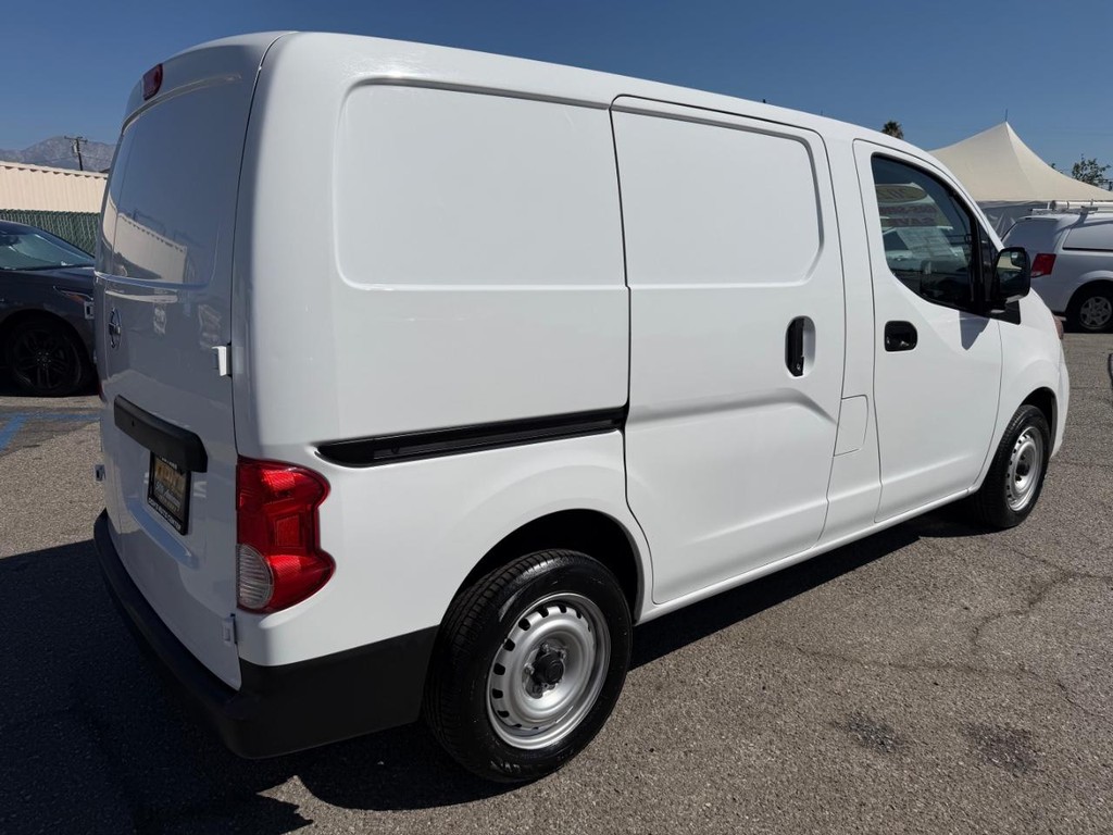 Nissan NV200 Vehicle Full-screen Gallery Image 07