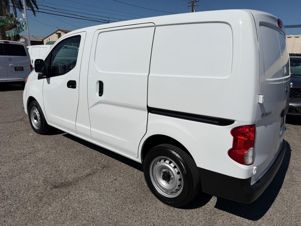 Nissan NV200 Vehicle Full-screen Gallery Image 10