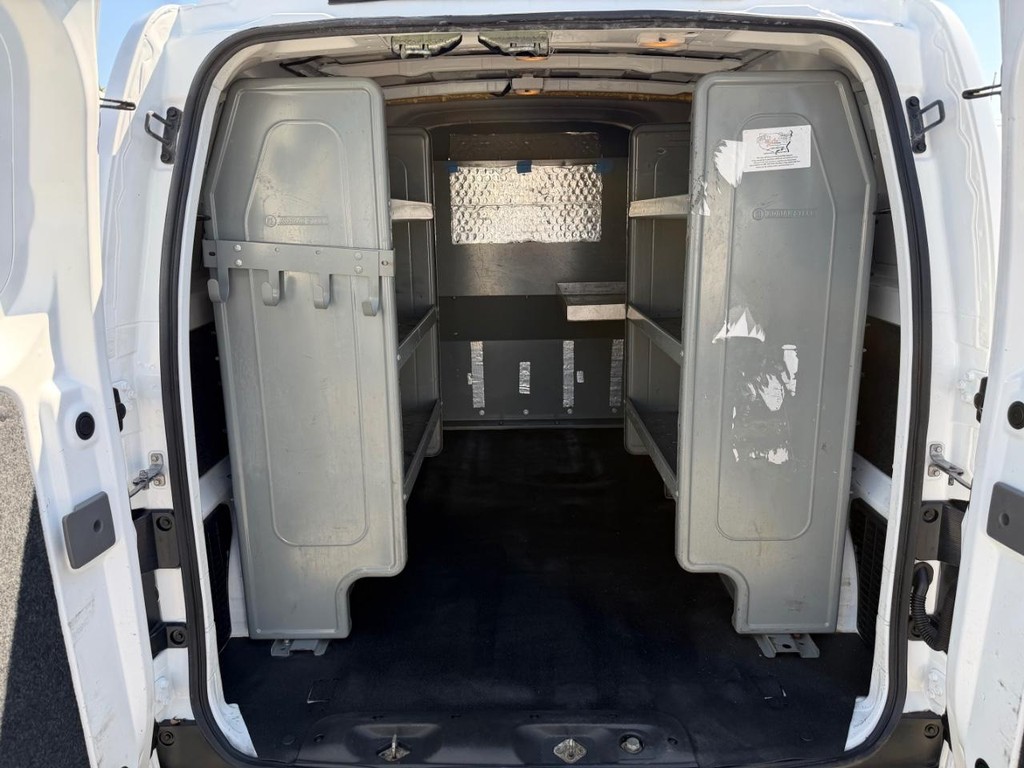 Nissan NV200 Vehicle Full-screen Gallery Image 16