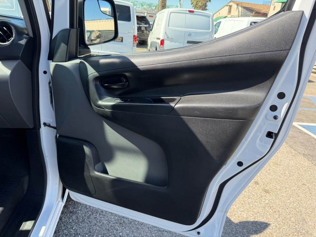 Nissan NV200 Vehicle Full-screen Gallery Image 26