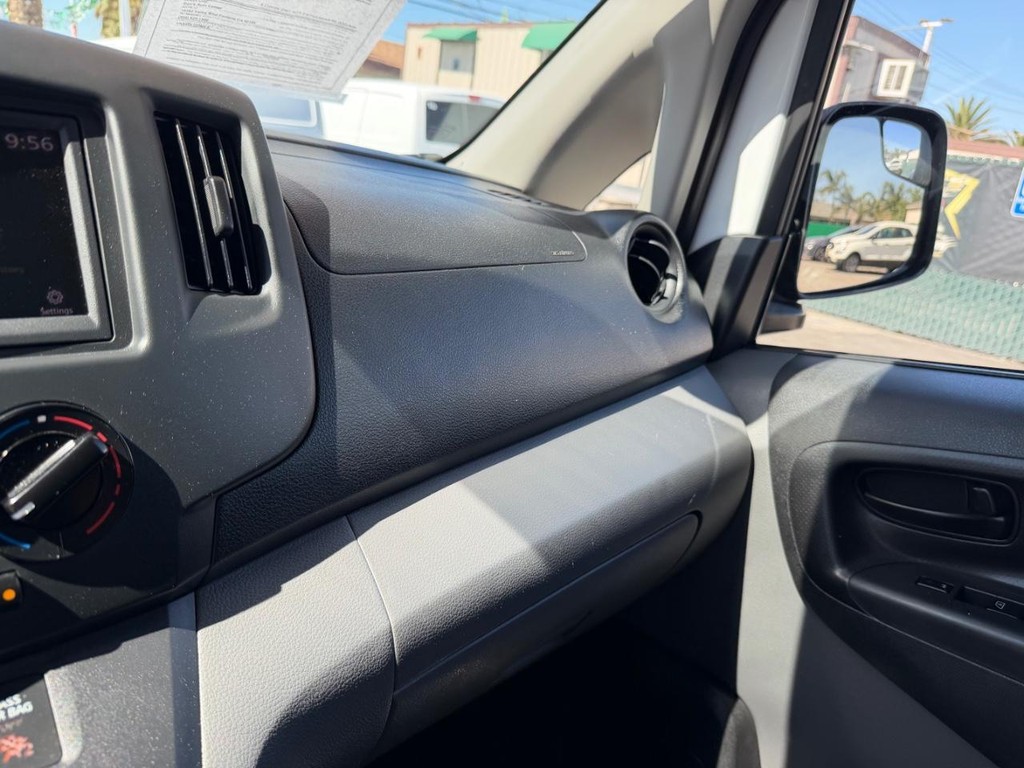 Nissan NV200 Vehicle Full-screen Gallery Image 32
