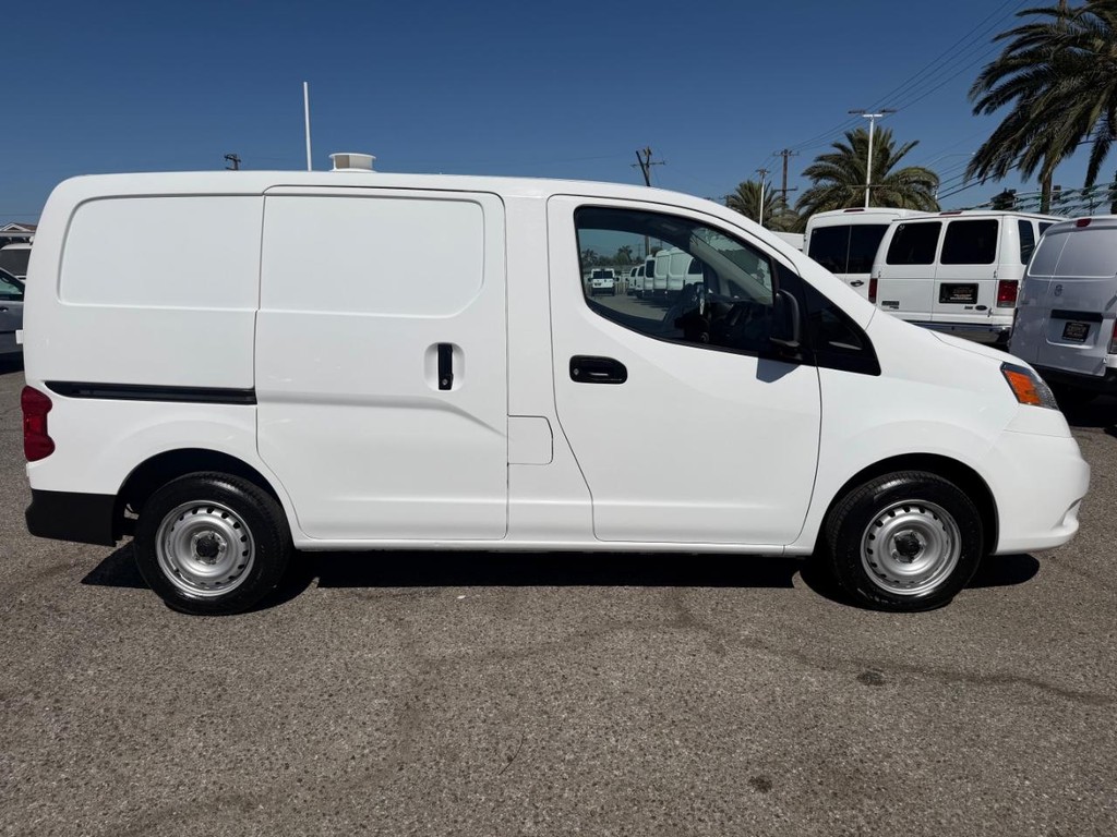 Nissan NV200 Vehicle Full-screen Gallery Image 06