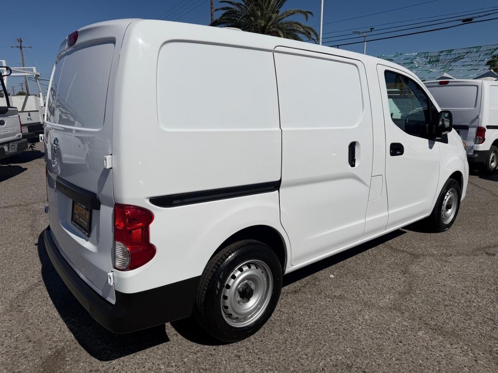Nissan NV200 Vehicle Full-screen Gallery Image 07