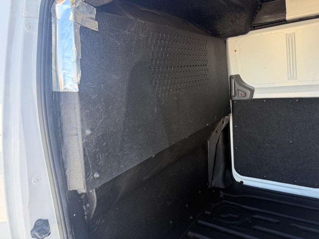 Nissan NV200 Vehicle Full-screen Gallery Image 23