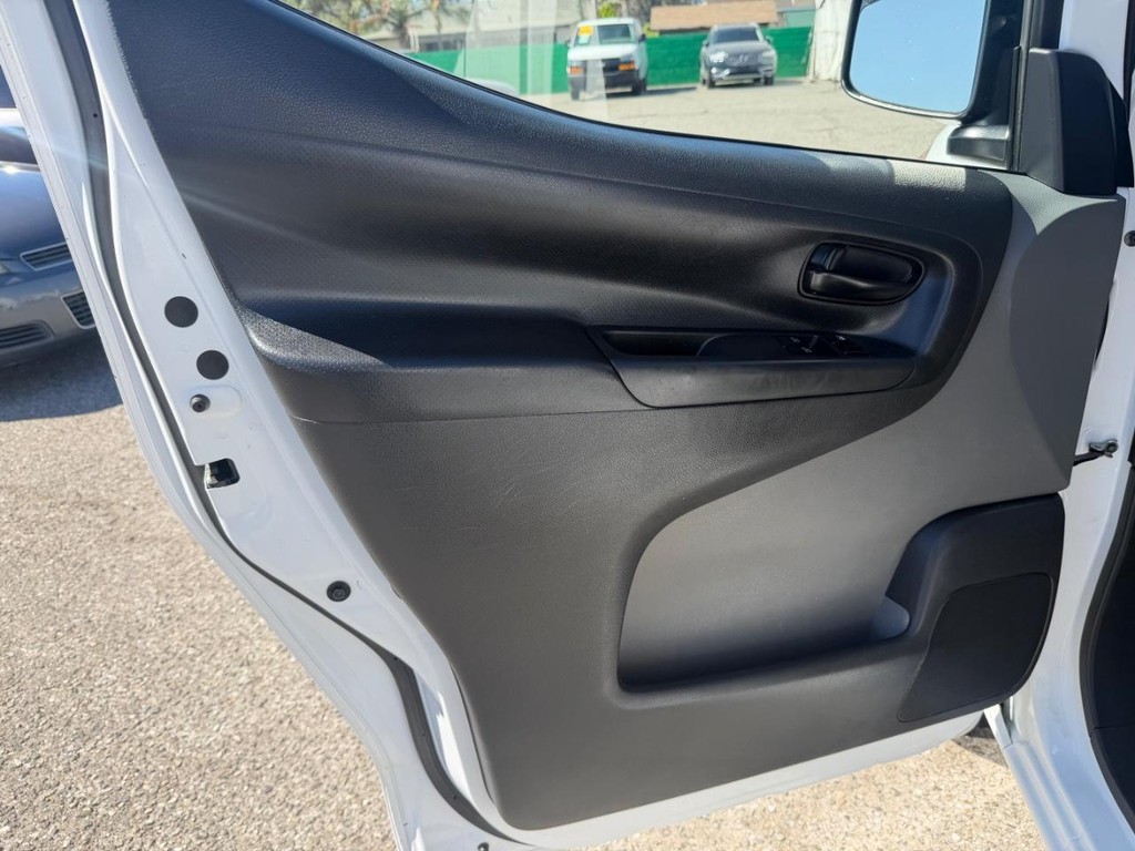 Nissan NV200 Vehicle Full-screen Gallery Image 25