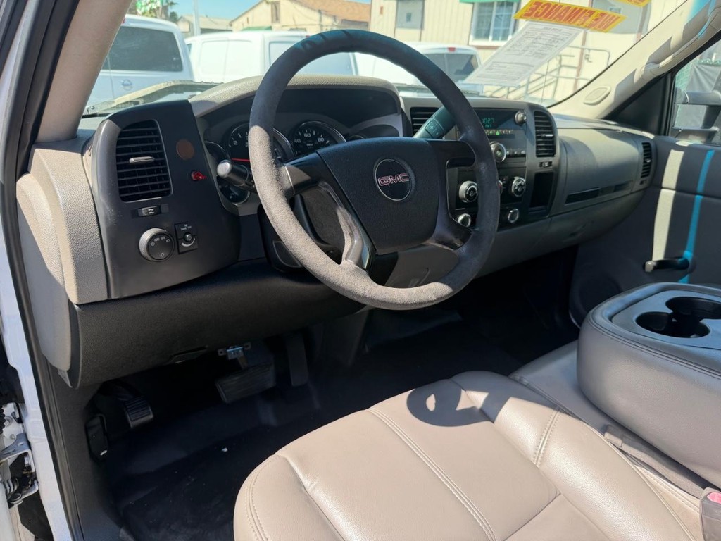 GMC Sierra 2500HD Vehicle Full-screen Gallery Image 16