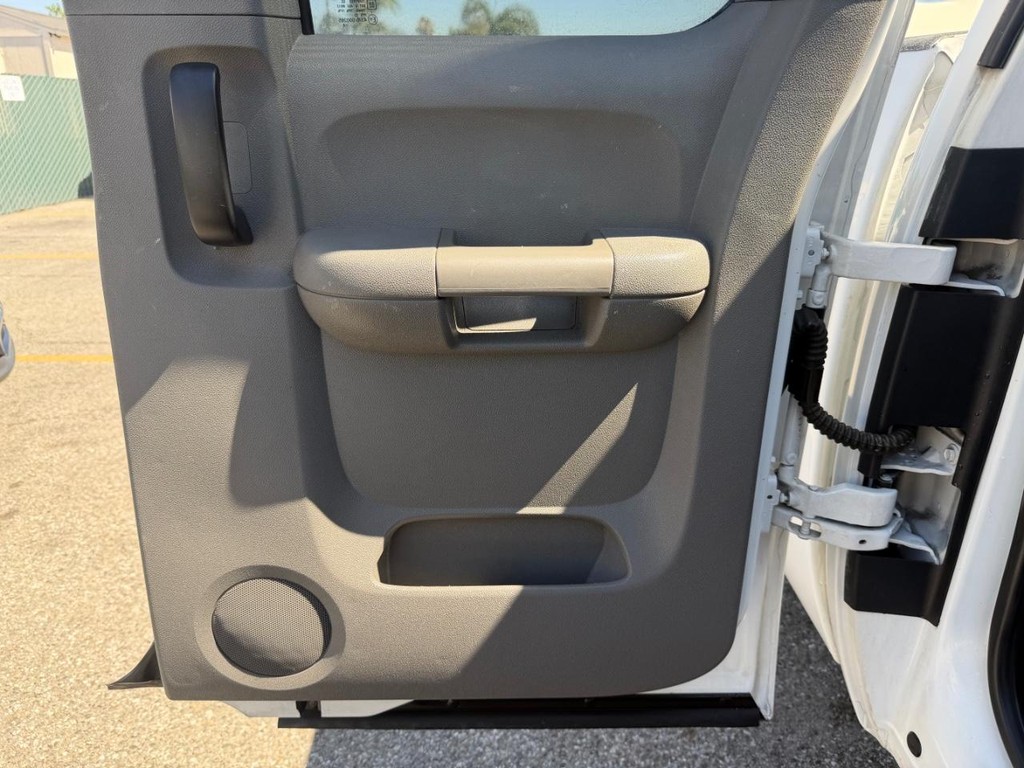 GMC Sierra 2500HD Vehicle Full-screen Gallery Image 25