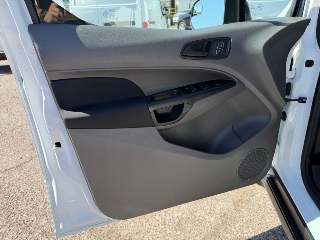 Ford Transit Connect Vehicle Full-screen Gallery Image 15
