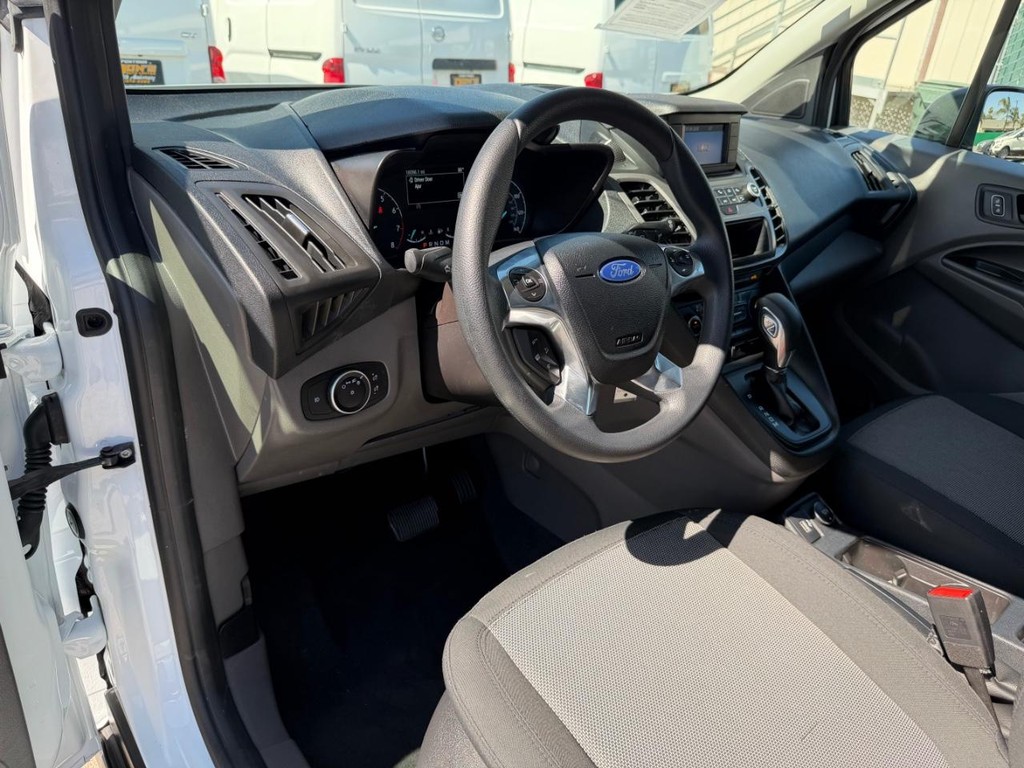 Ford Transit Connect Vehicle Full-screen Gallery Image 16