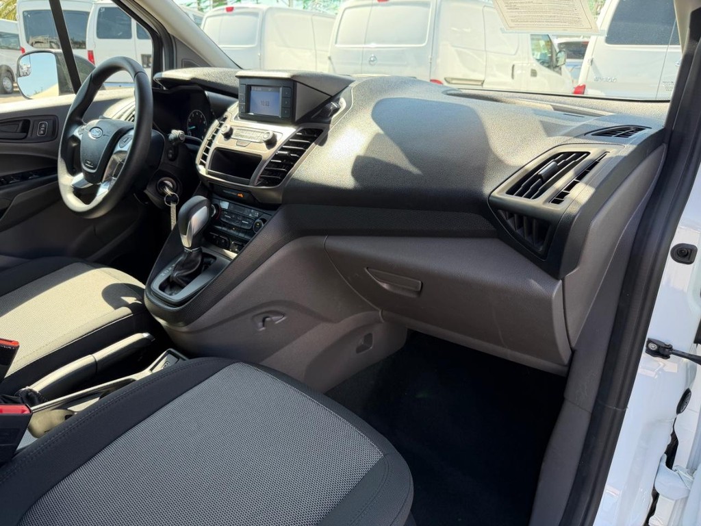 Ford Transit Connect Vehicle Full-screen Gallery Image 20