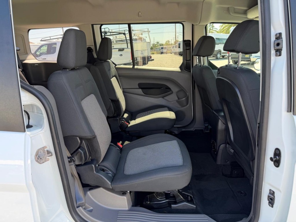 Ford Transit Connect Vehicle Full-screen Gallery Image 35