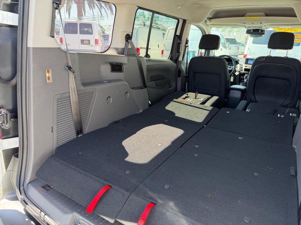 Ford Transit Connect Vehicle Full-screen Gallery Image 42