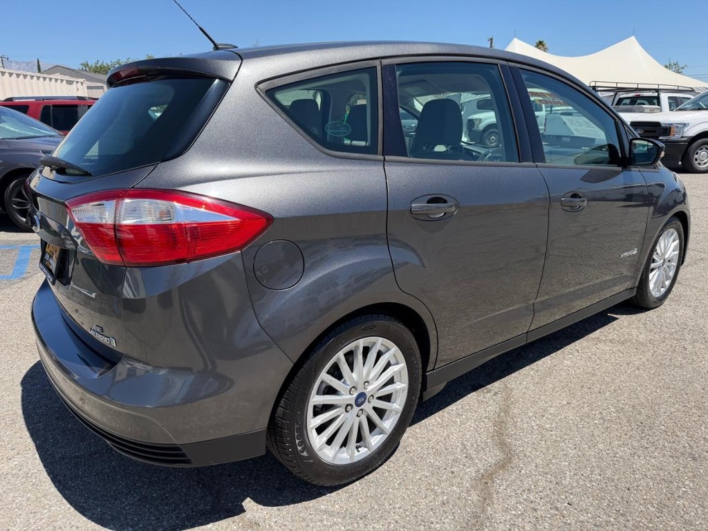 Ford C-Max SE Hybrid Vehicle Full-screen Gallery Image 06