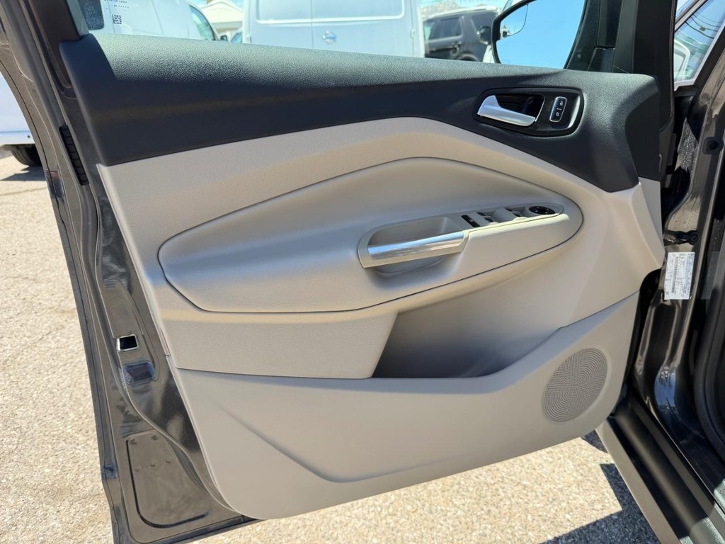 Ford C-Max SE Hybrid Vehicle Full-screen Gallery Image 15