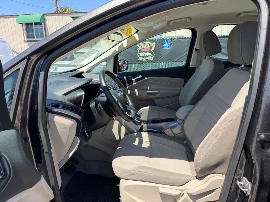 Ford C-Max SE Hybrid Vehicle Full-screen Gallery Image 17