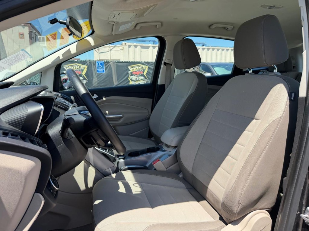 Ford C-Max SE Hybrid Vehicle Full-screen Gallery Image 18