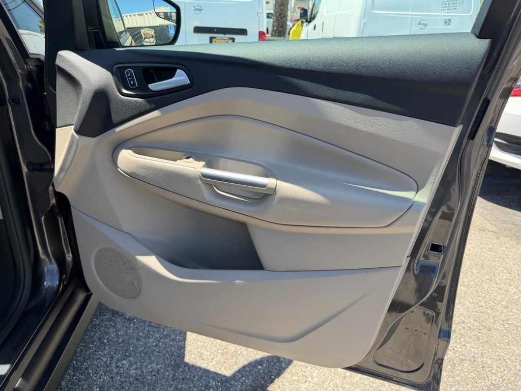 Ford C-Max SE Hybrid Vehicle Full-screen Gallery Image 19