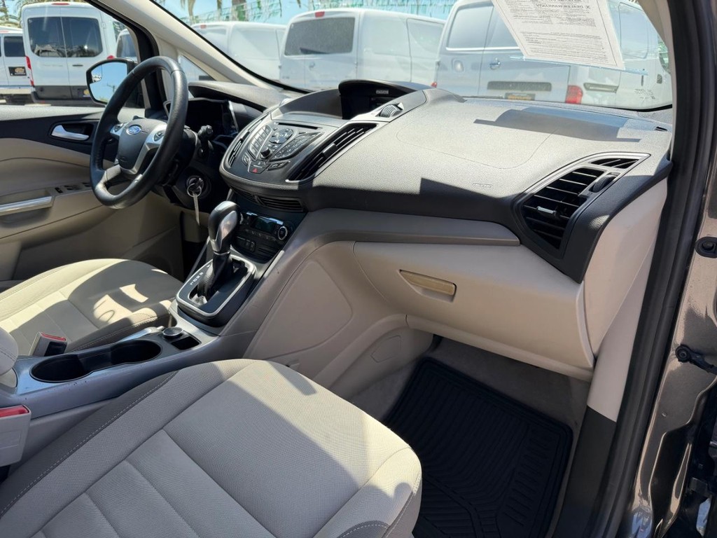 Ford C-Max SE Hybrid Vehicle Full-screen Gallery Image 20