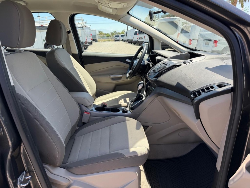 Ford C-Max SE Hybrid Vehicle Full-screen Gallery Image 21
