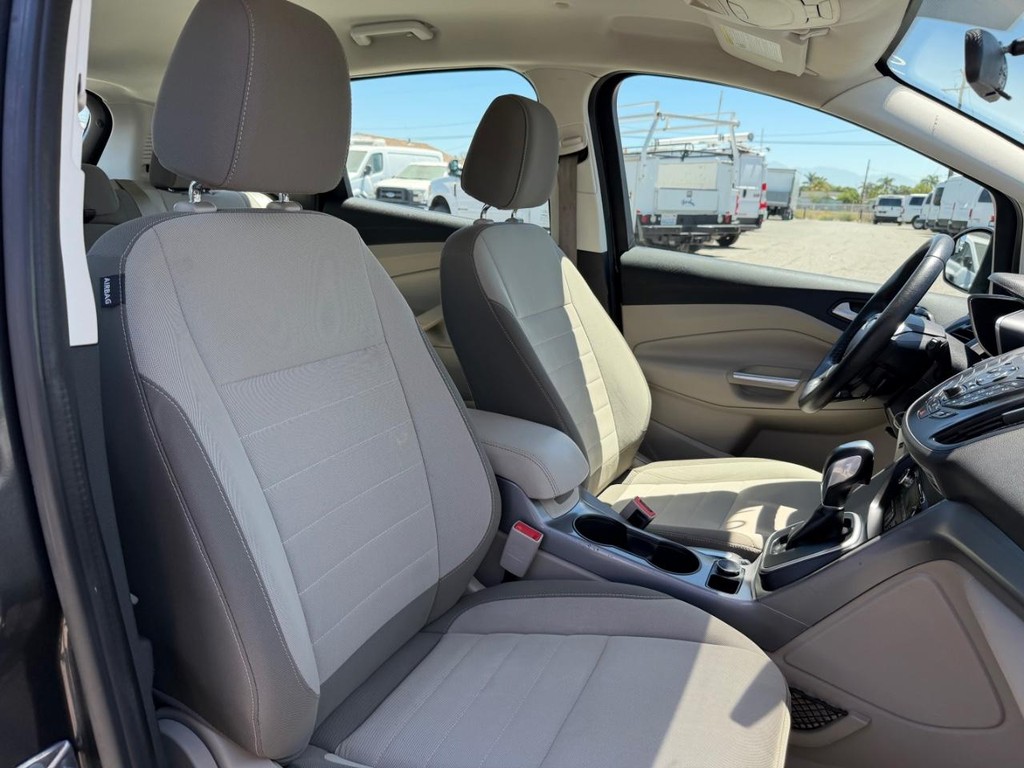 Ford C-Max SE Hybrid Vehicle Full-screen Gallery Image 22