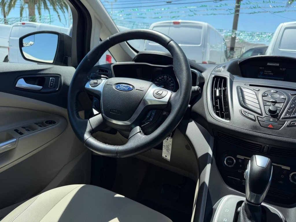 Ford C-Max SE Hybrid Vehicle Full-screen Gallery Image 24