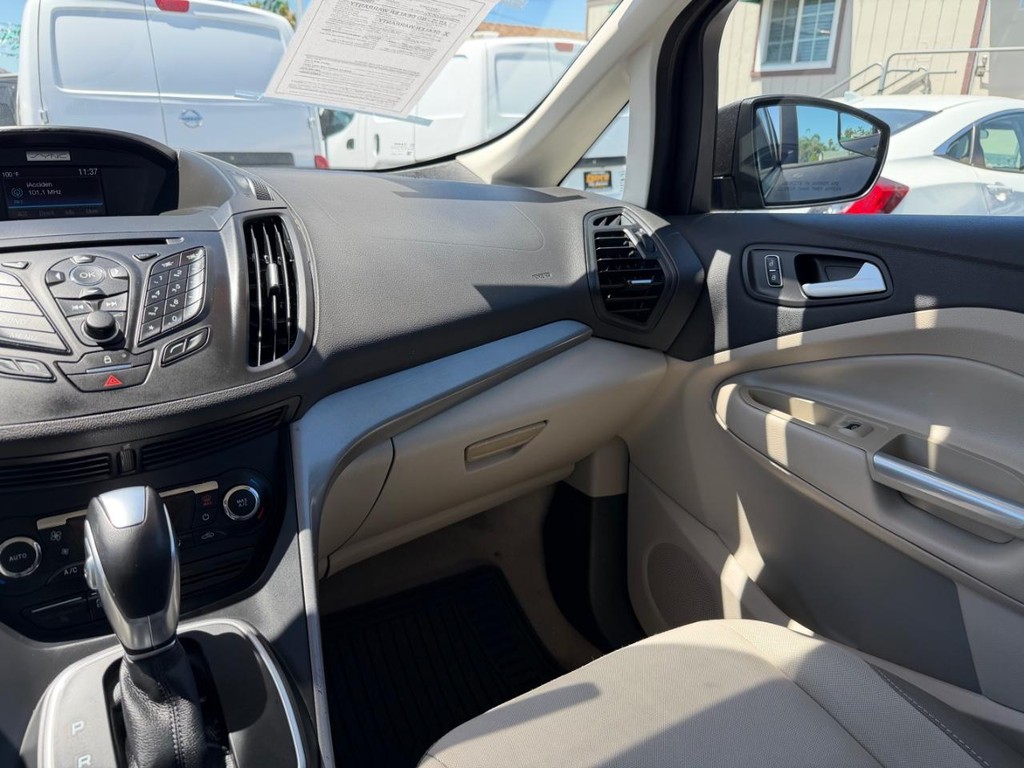 Ford C-Max SE Hybrid Vehicle Full-screen Gallery Image 26