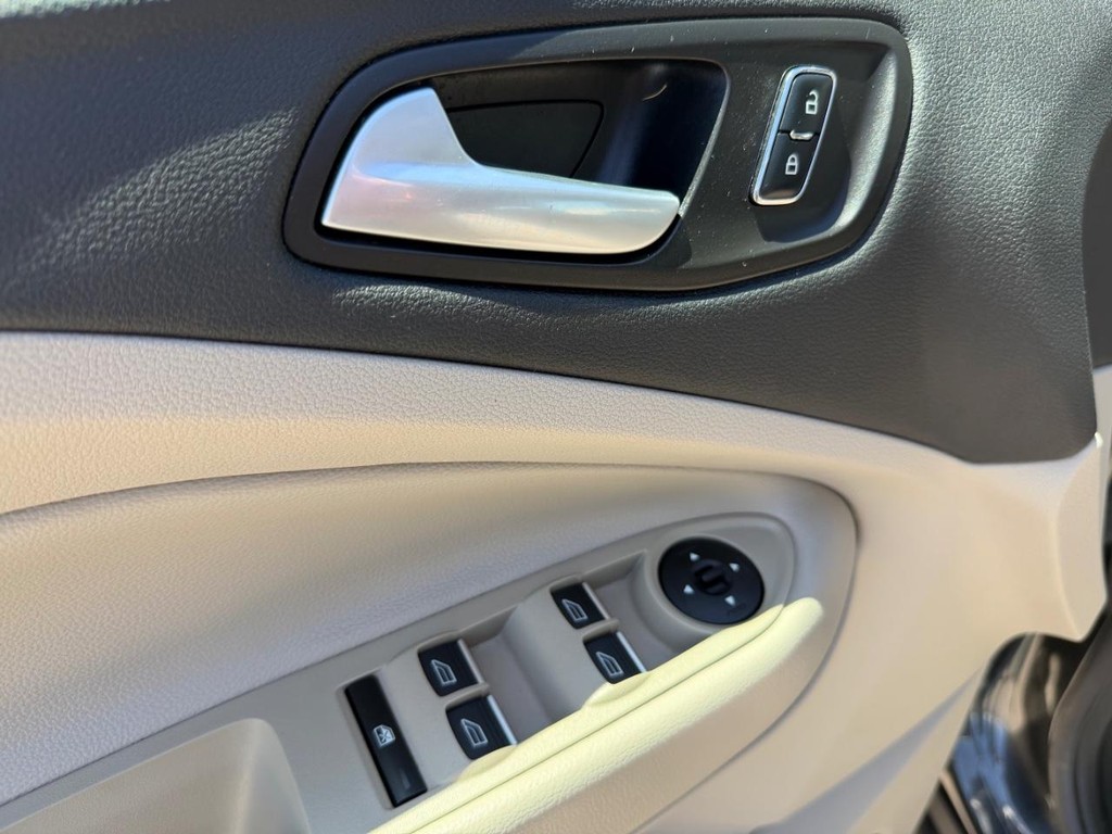 Ford C-Max SE Hybrid Vehicle Full-screen Gallery Image 31