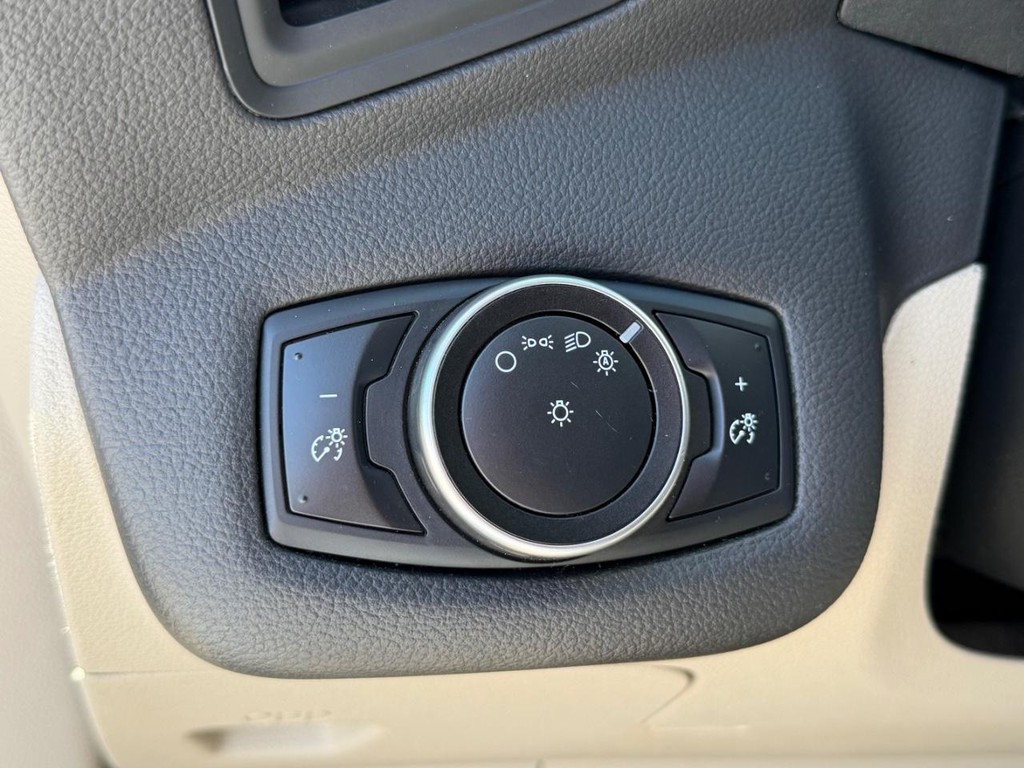 Ford C-Max SE Hybrid Vehicle Full-screen Gallery Image 32